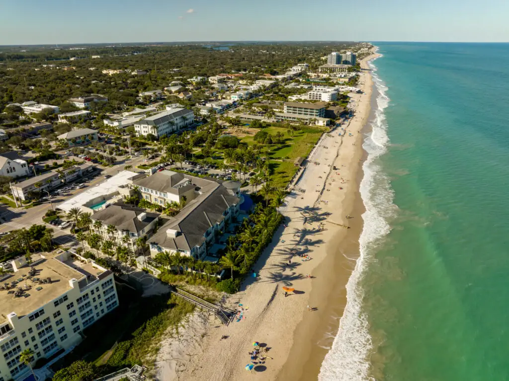 Toma aérea de hoteles y edificios de condominios en Vero Beach